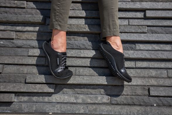 leguano city black walking shoes