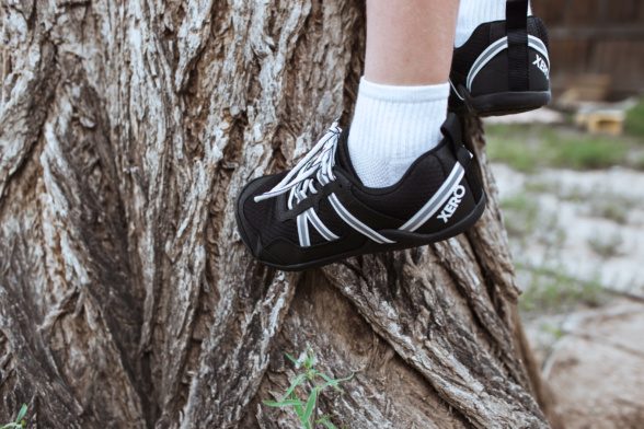 Xero Shoes Prio Youth toss mustvalge kummitald paljajalujalanõud