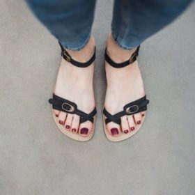 be lenka claire black barefoot sandaalid musta värvi nahk ja pruun kummist tald reguleeritavad jalalaba pealt ja pahkluu ümbert pandlaga