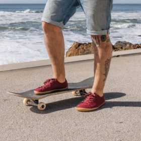 Mukishoes Roma barefoot sneakers in burgundy red, made from natural materials.