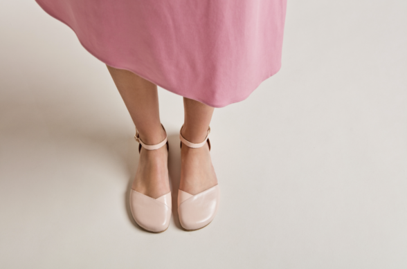 Shapen Poppy beige timeless design barefoot sandals for women made of high-quality leather.