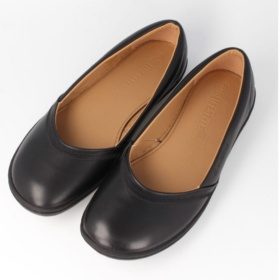 bLifestyle Ballerinastyle all-black classic leather barefoot ballet flats for women.