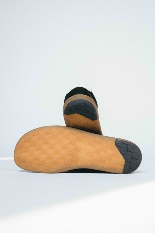 blusun black kvaliteesest nahast musta värvi barefoot vabaajajalanõud mis on reguleeritavad paeltega hele tald