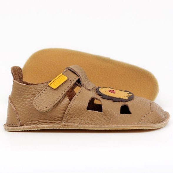 Tikki Nido Leo barefoot children's sandals are made of high-quality beige leather, adorned with a lion motif.