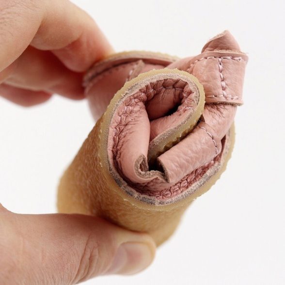 Tikki Nido Pony light pink barefoot sandals for children made of high-quality leather with an added pony picture.