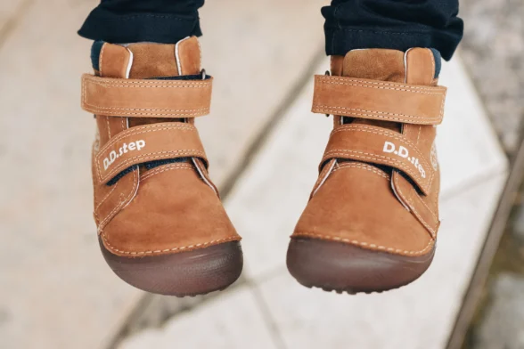 dd step chocolate space õliarmsad ja stiilsed üleni pruuni värvi nahast laste barefoot poolsaapad helendavate taldade ja kosmose motiividega