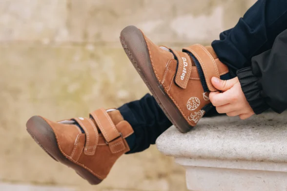dd step chocolate space õliarmsad ja stiilsed üleni pruuni värvi nahast laste barefoot poolsaapad helendavate taldade ja kosmose motiividega