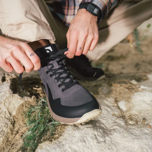 barebarics trekker dark grey maastikujalanõud on ideaalsed nii matkamiseks kui igapäevaseks kandmiseks. Kerged ja mugavad barefoot jalanõud on paeltega reguleeritavad, valmistatud kvaliteetsest nahast