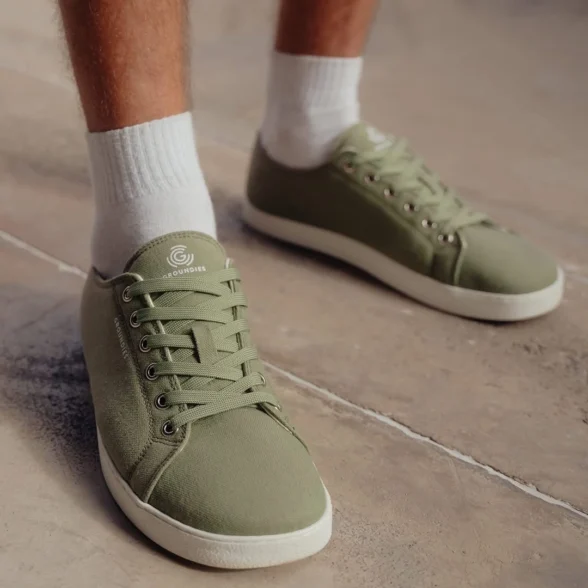Groundies Lima Khaki vegan tekstiilist tennised on reguleeritavad tänu paeltele. Minimalistlik unisex mudel ning hästi hingavad barefoot tennised suve nautimiseks