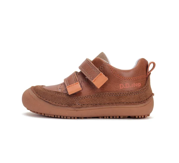 d.d.step sweetstep chocolate texas on üleni pruuni värvi nahast laste tossud krõpskinnitusega. need barefoot tossud sobivad laiale ja kõrgele jalale