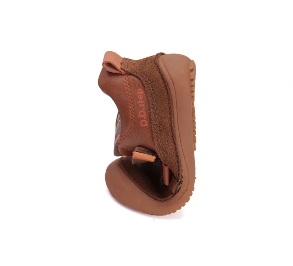 d.d.step sweetstep chocolate texas on üleni pruuni värvi nahast laste tossud krõpskinnitusega. need barefoot tossud sobivad laiale ja kõrgele jalale