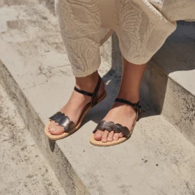 shapen jasmine black läikega musta värvi nahast paljajalu barefoot sandaalid naistele