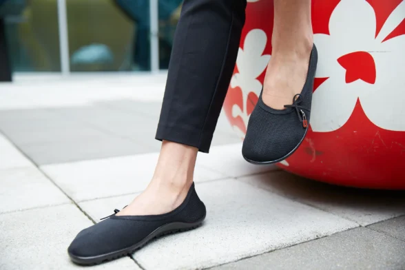 Leguano Lady Loop black ballerina shoes for women, soft and made of textile