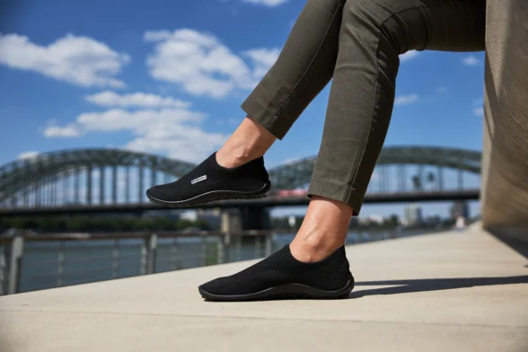 leguano scio black slip-on shoes