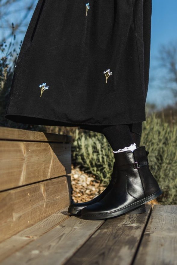 peerko glamour black üleni musta värvi nahast lukuga barefoot saapad naistele