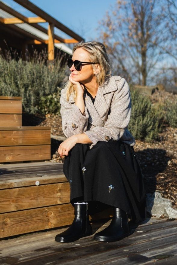 peerko glamour black üleni musta värvi nahast lukuga barefoot saapad naistele