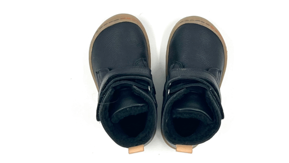 Minimus Robin 2 Black musta värvni nahast laste barefoot talvesaapad krõpsudega