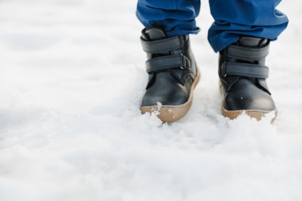 Minimus Robin 2 Black musta värvni nahast laste barefoot talvesaapad krõpsudega