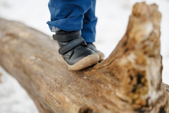 Minimus Robin 2 Black musta värvni nahast laste barefoot talvesaapad krõpsudega